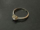 gros plan d'une bague en diamant sur une surface noire
