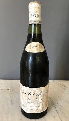 gros plan d'une bouteille de vin sur une table