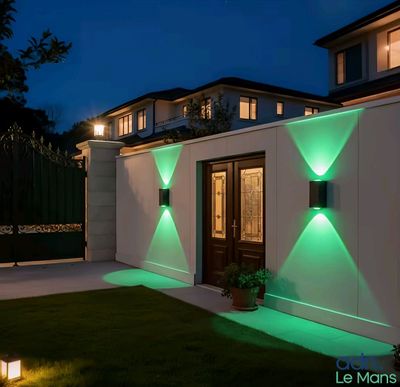 une photo d'une maison avec une lumière verte sur le côté