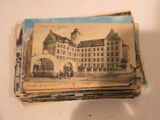 une pile de vieilles cartes postales posée sur une table