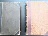 deux vieux livres posés sur une table l'un à côté de l'autre