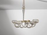 gros plan d'un lustre suspendu au plafond