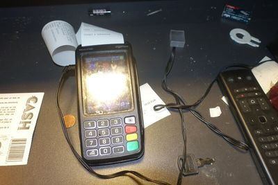 un téléphone portable posé sur une table à côté d'une télécommande
