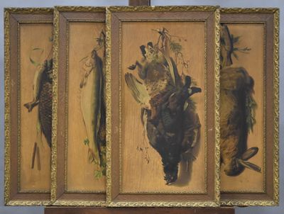 trois tableaux encadrés représentant des oiseaux et des poissons, posés sur un chevalet en bois