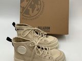Les chaussures des enfants sont beiges et ont des lacets noirs.
