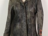 une photo d'une veste en cuir pour femme sur un mannequin