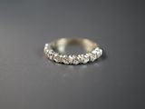 gros plan d'une bague en diamant sur une table