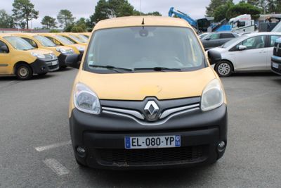 une camionnette jaune garée sur un parking avec d'autres voitures