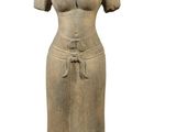 statue représentant une femme en robe, posée sur un socle en bois