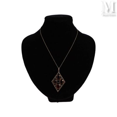 une photo d'un collier posé sur le cou d'un mannequin