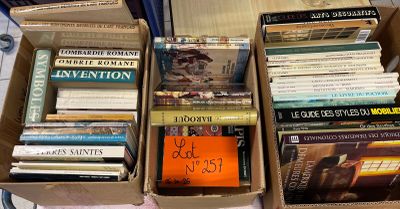 Des cartons remplis de livres sont empilés sur une table dans une pièce