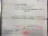 un vieux document posé sur une table à côté d'une pile de papiers
