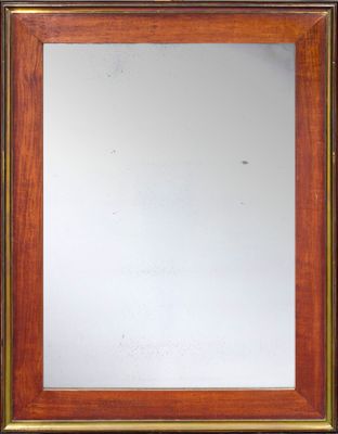 un miroir ancien avec un cadre en bois et des moulures dorées