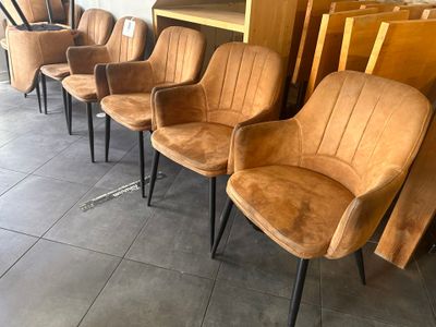plusieurs chaises alignées