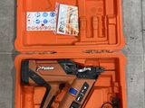 une boîte à outils contenant un pistolet à clous