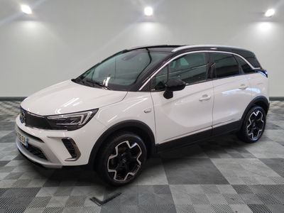 un SUV Opel blanc garé sur un sol à damier