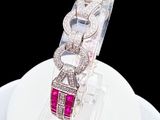 une assiette blanche sur laquelle est posée une montre rose et blanche