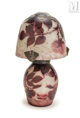 une lampe posée sur une table