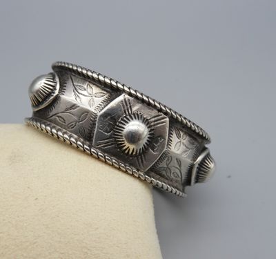 Bracelet demi-jonc en argent sterling orné de demi-boules et…