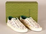 une paire de baskets Gucci blanches et vertes, avec leur boîte