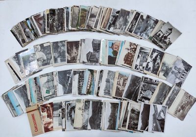 un lot de vieilles photos en noir et blanc sur une table