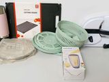 de nombreux objets posés ensemble sur la table
