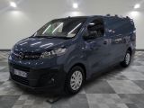 la camionnette bleue est garée sur un sol à carreaux dans une pièce