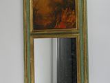 un miroir accroché au mur au-dessus d'un lavabo