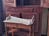 une armoire en bois et une petite table dans une pièce
