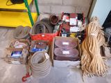 un tas de cordes et d'autres objets par terre