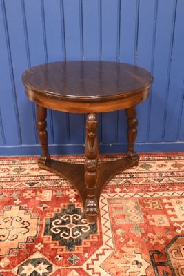 une petite table avec un plateau en bois sur un tapis