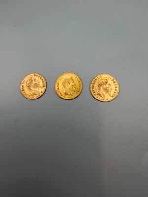 trois pièces d'or, dont l'une représente un homme et une femme