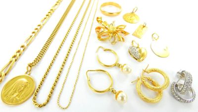 plusieurs types de bijoux en or et en argent disposés sur un fond blanc