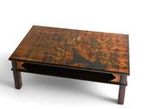 une table basse ornée d'un motif d'oiseau