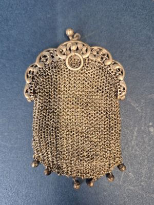un porte-monnaie ancien en or avec une chaîne et un fermoir à chaîne