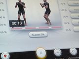 une photo d'un homme et d'une femme en train de courir sur un tapis de course