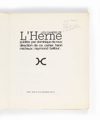 un livre ouvert avec une image en noir et blanc