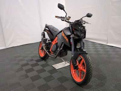 une moto posée par terre dans la pièce
