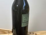 une bouteille de vin posée sur une caisse en bois