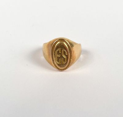 a close up of a gold ring with the letter s on it