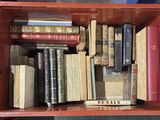 une boîte pleine de livres posée sur une table