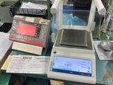 an image of a scale sitting on a table in a lab