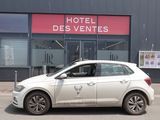 une voiture blanche garée devant un hôtel