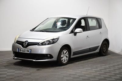 la petite voiture blanche est garée dans une pièce au sol à carreaux
