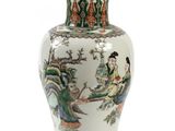 un vase blanc orné d'une image représentant une femme et un dragon