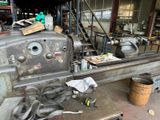 une machine posée sur une table dans un bâtiment