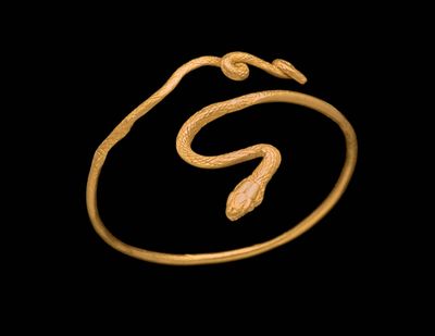 une image représentant un bracelet en or orné d'un serpent au centre