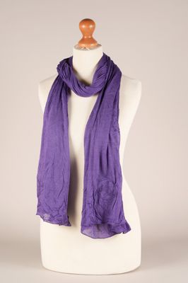 un gros plan d'une écharpe violette sur le torse d'un mannequin