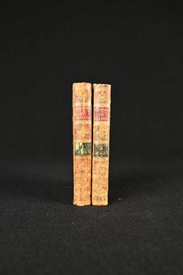 deux vieux livres posés l'un sur l'autre sur une surface noire