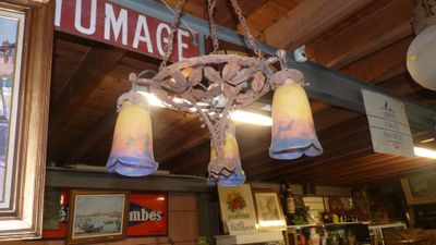 un lustre suspendu au plafond d'un restaurant